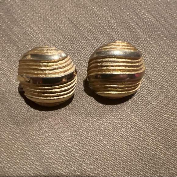 Vintage Crown Trifari Gold Tone Button Clip On Earrings Estate Quality - Picture 1 of 4